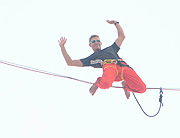 Weltbester Slackliner Lukas Irmler zeigte sein Können unter dem Dach des MAC (©Foto. Ingrid Grossmann)